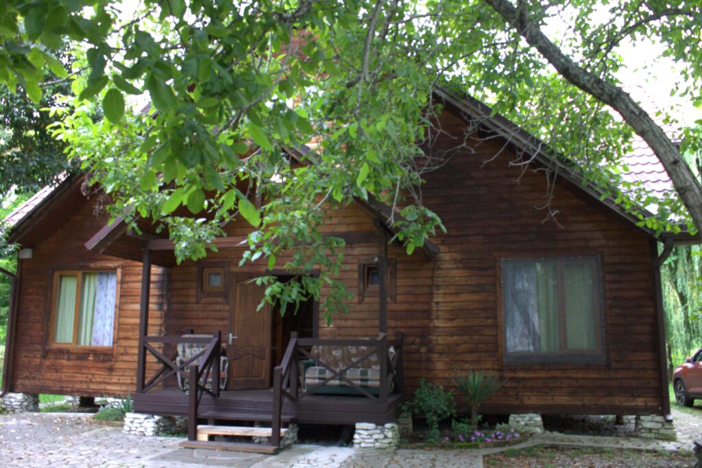 Территория гостиницы с зеленым двором